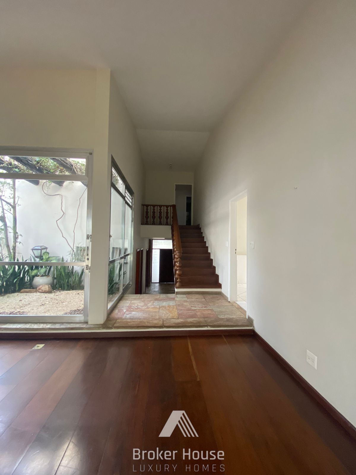 Casa para alugar com 4 quartos, 355m² - Foto 10