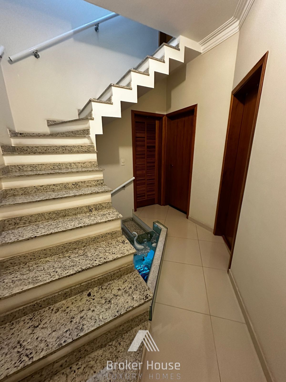 Casa à venda com 4 quartos, 300m² - Foto 12