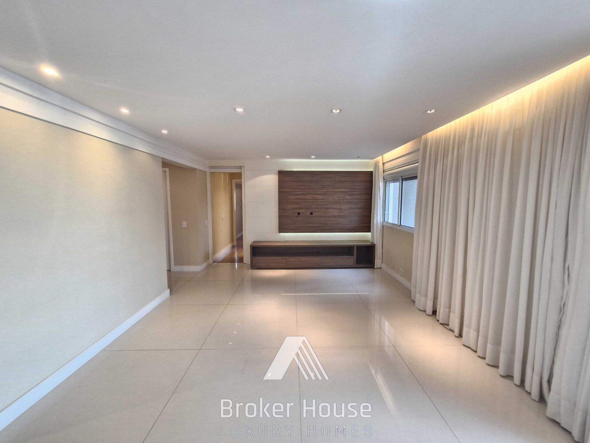 Apartamento para alugar com 3 quartos, 143m² - Foto 2