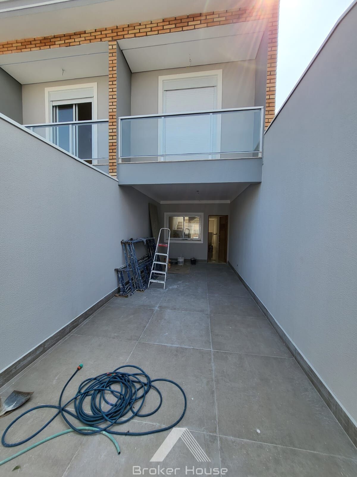 Casa à venda com 3 quartos, 100m² - Foto 1