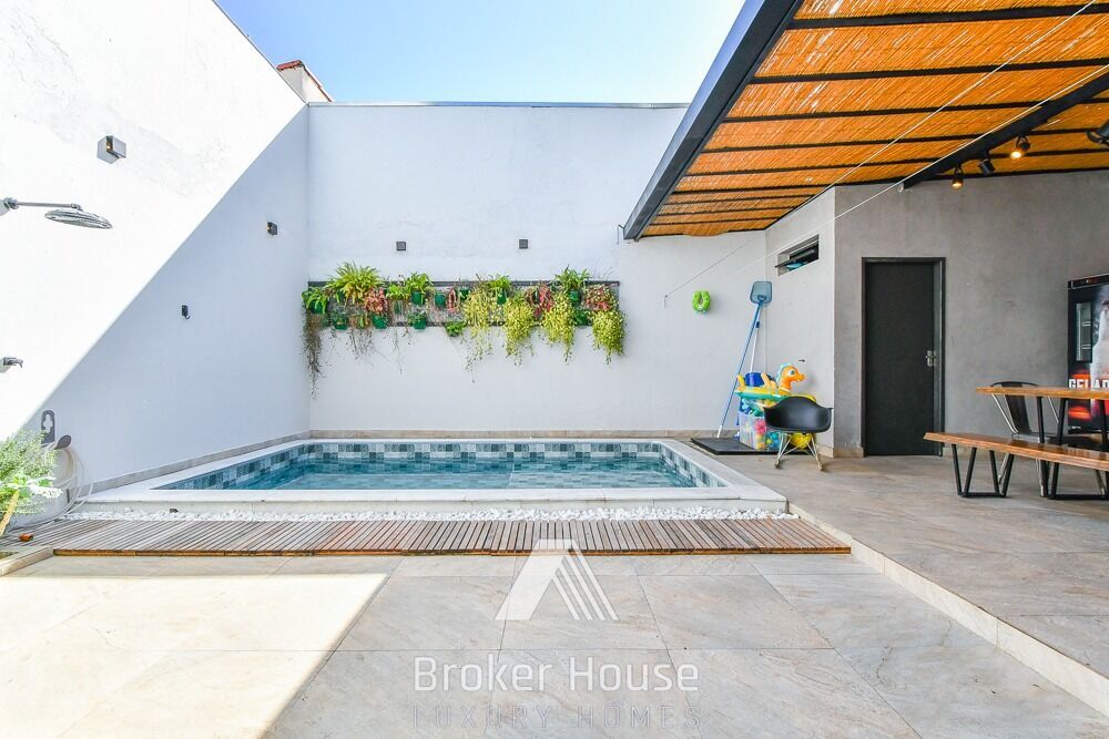 Casa à venda com 4 quartos, 240m² - Foto 1