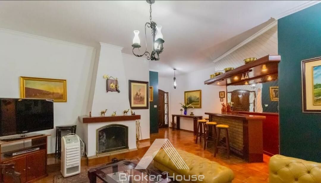 Casa à venda com 3 quartos, 200m² - Foto 1