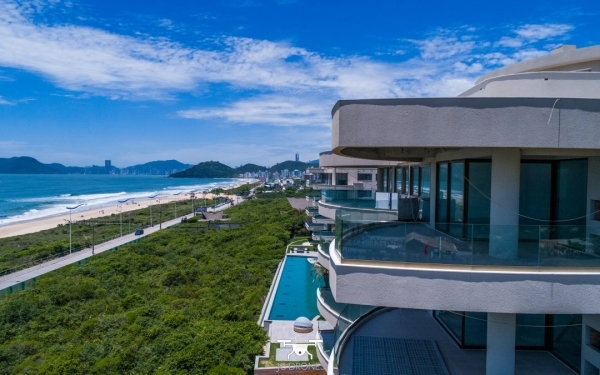 Porque a Praia Brava tem esse nome?