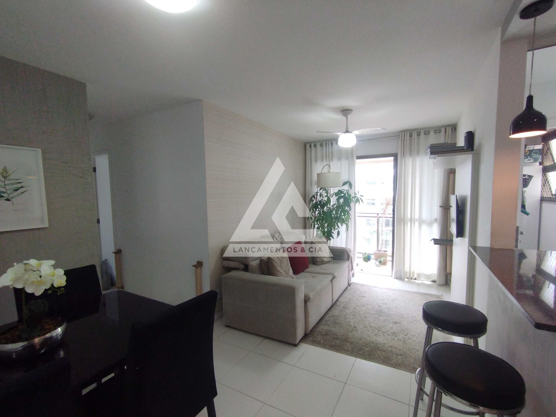 Apartamento à venda com 2 quartos, 61m² - Foto 2