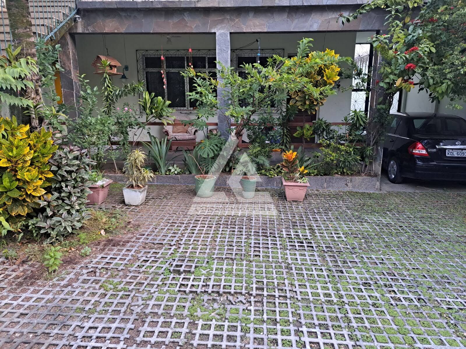 Casa à venda com 6 quartos, 163m² - Foto 2