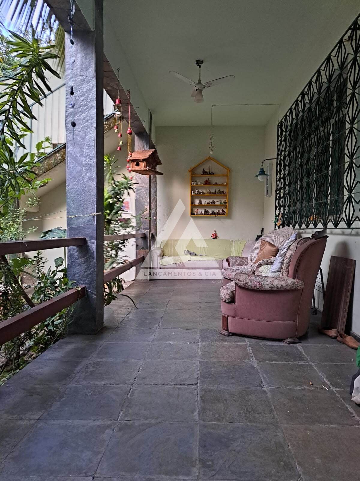Casa à venda com 6 quartos, 163m² - Foto 1