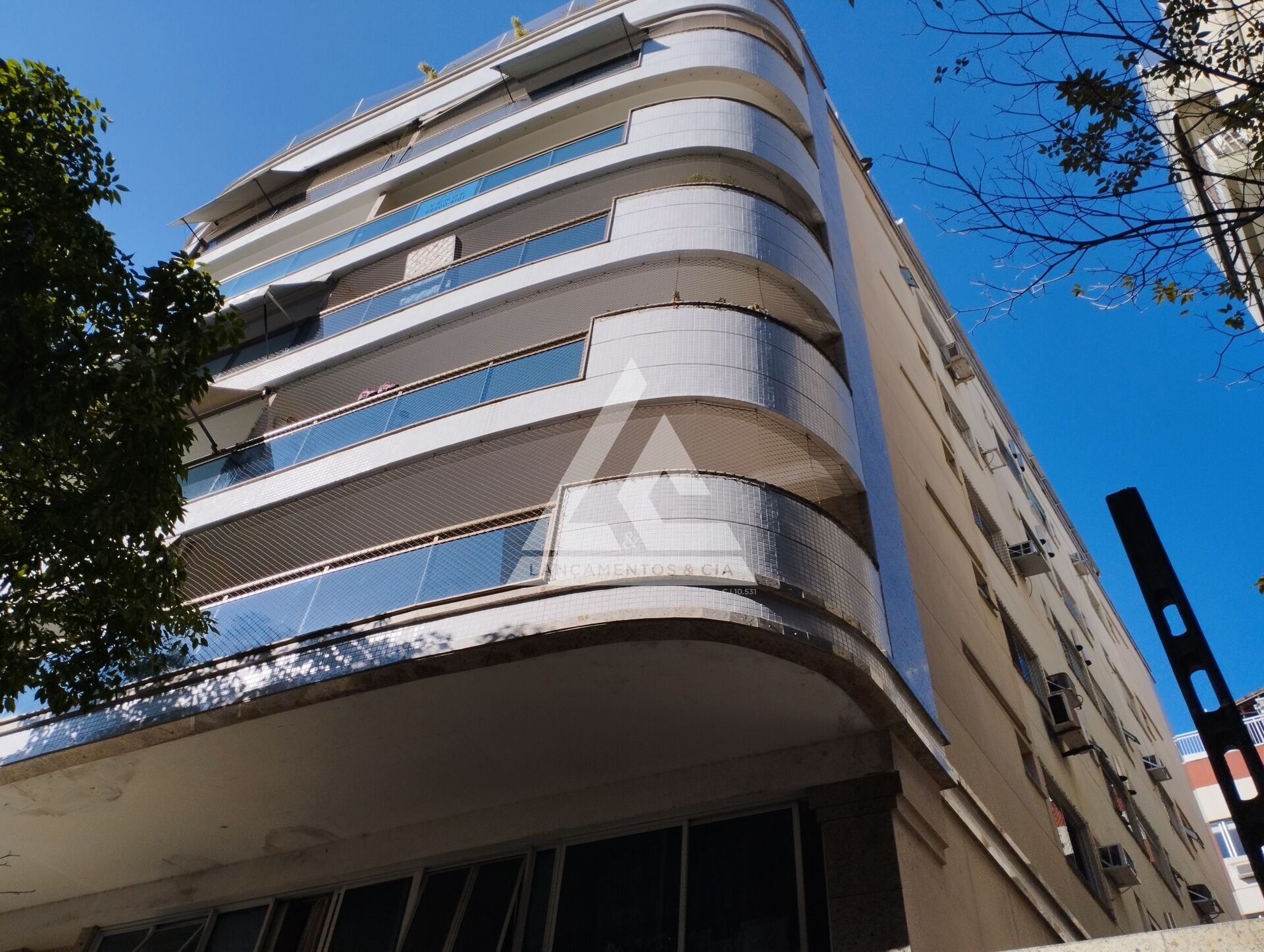 Apartamento à venda com 2 quartos, 62m² - Foto 2