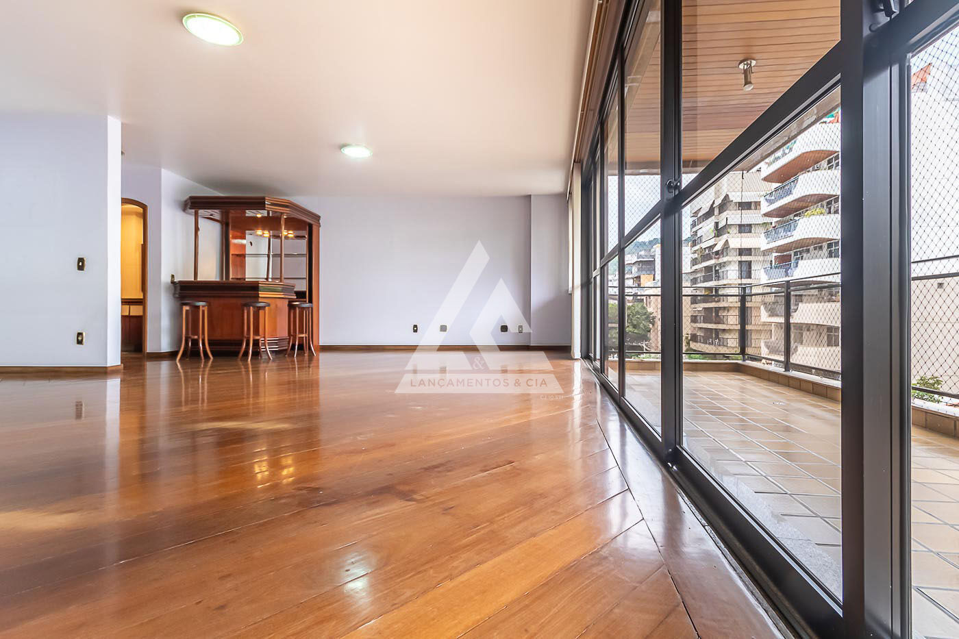 Apartamento à venda com 4 quartos, 220m² - Foto 5