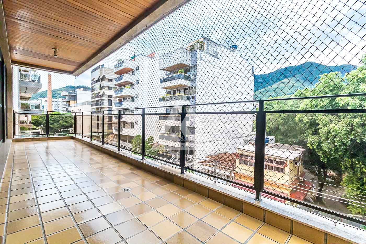 Apartamento à venda com 4 quartos, 220m² - Foto 1