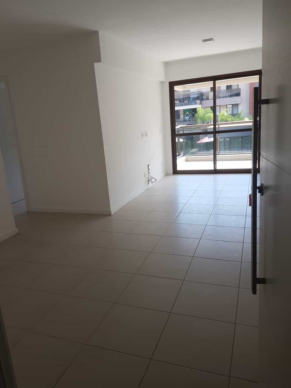 Apartamento à venda com 2 quartos, 75m² - Foto 2