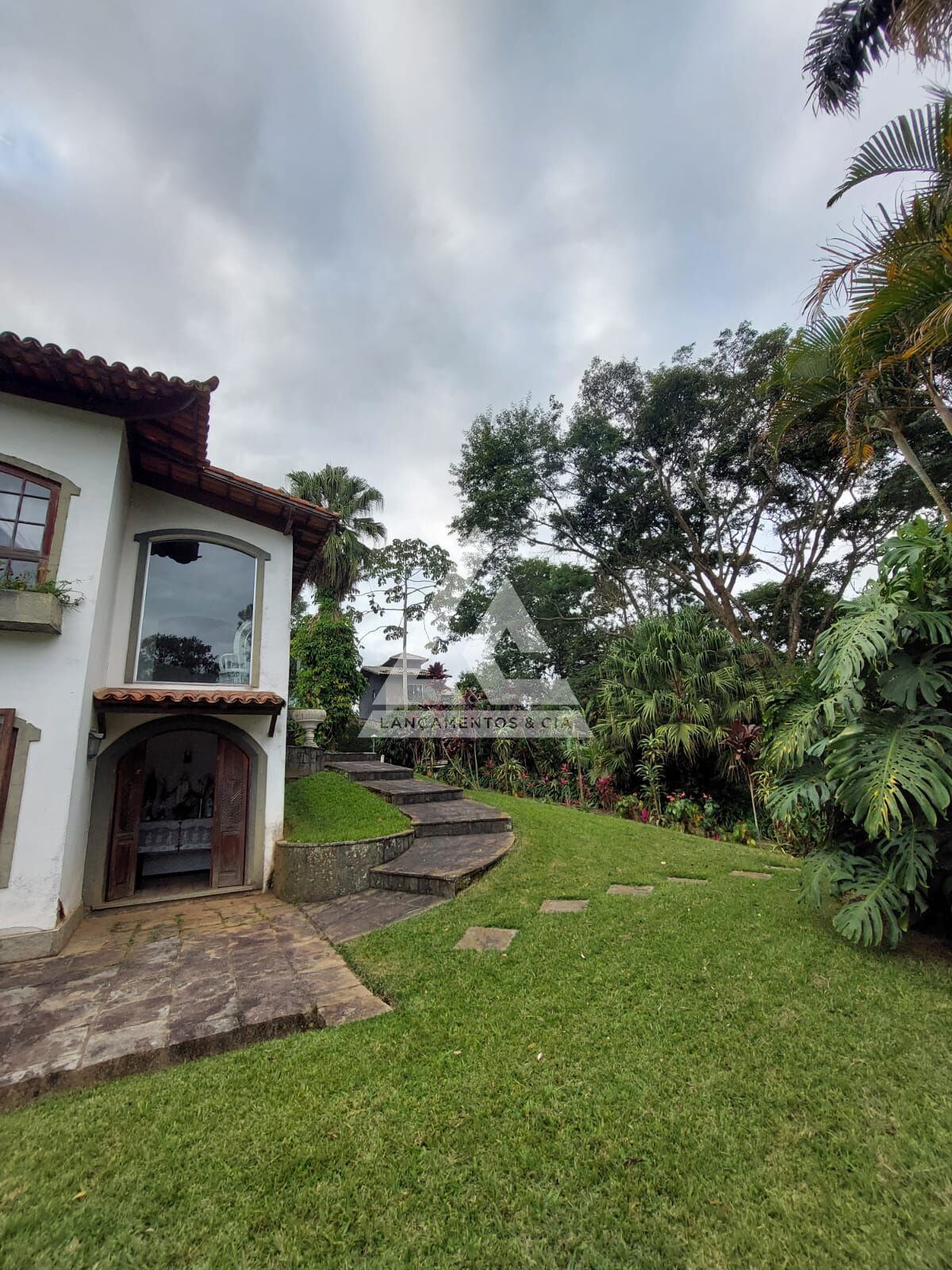 Casa à venda com 8 quartos, 500m² - Foto 2
