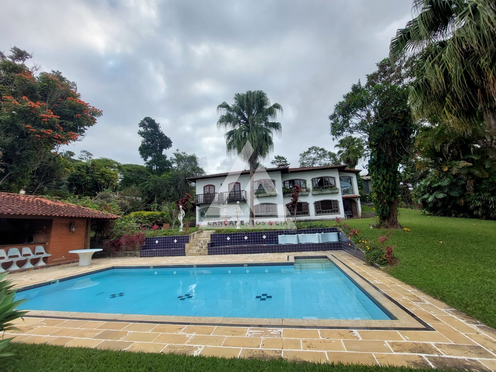 Casa à venda com 8 quartos, 500m² - Foto 1