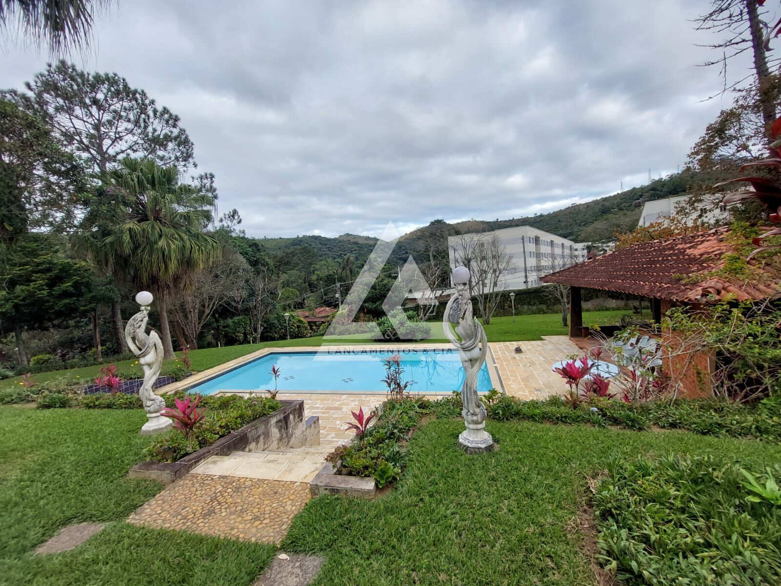 Casa à venda com 8 quartos, 500m² - Foto 10