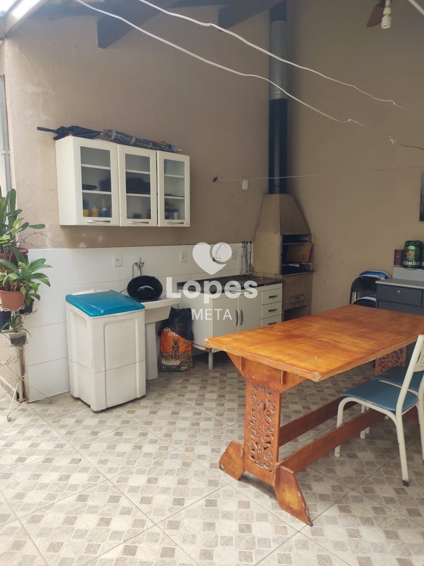 Casa à venda com 3 quartos, 117m² - Foto 1