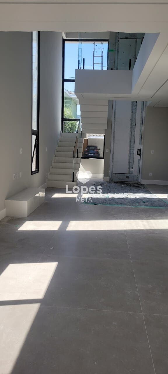 Casa à venda com 4 quartos, 270m² - Foto 2