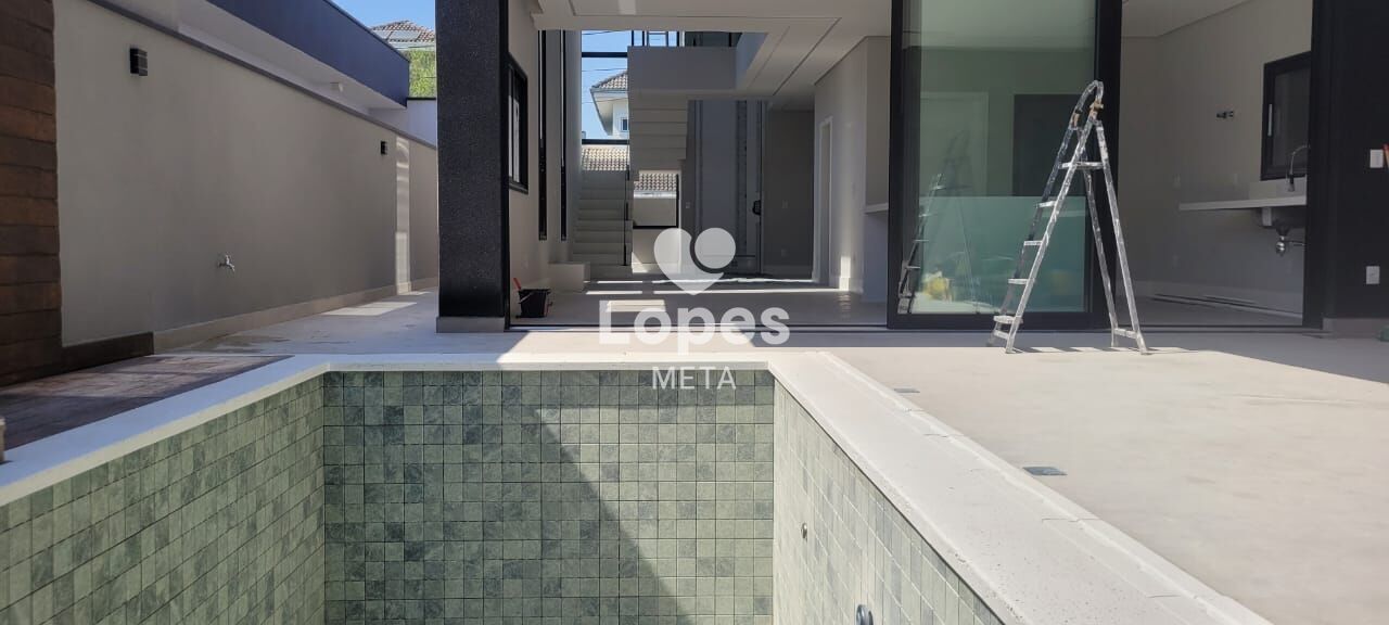 Casa à venda com 4 quartos, 270m² - Foto 1
