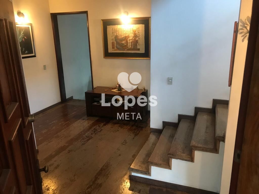 Casa à venda com 3 quartos, 360m² - Foto 1