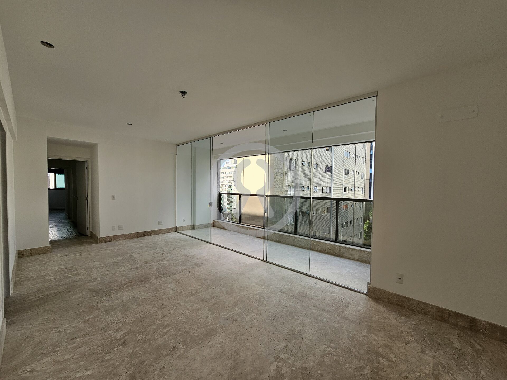 Apartamento para alugar com 4 quartos, 130m² - Foto 2