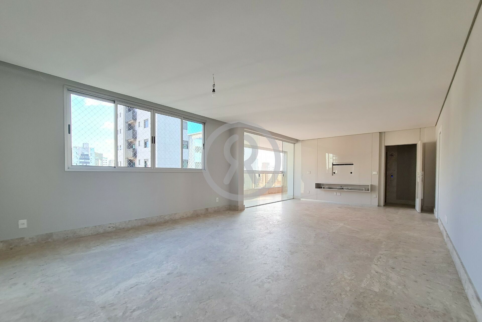 Apartamento à venda com 4 quartos, 197m² - Foto 4