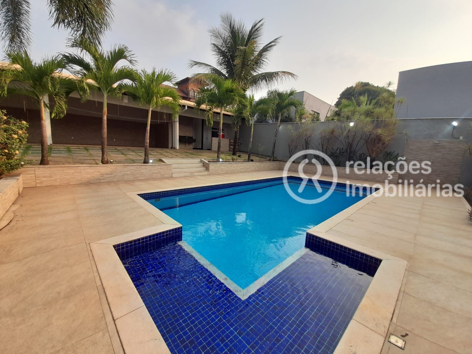 Casa para alugar com 6 quartos, 720m² - Foto 3