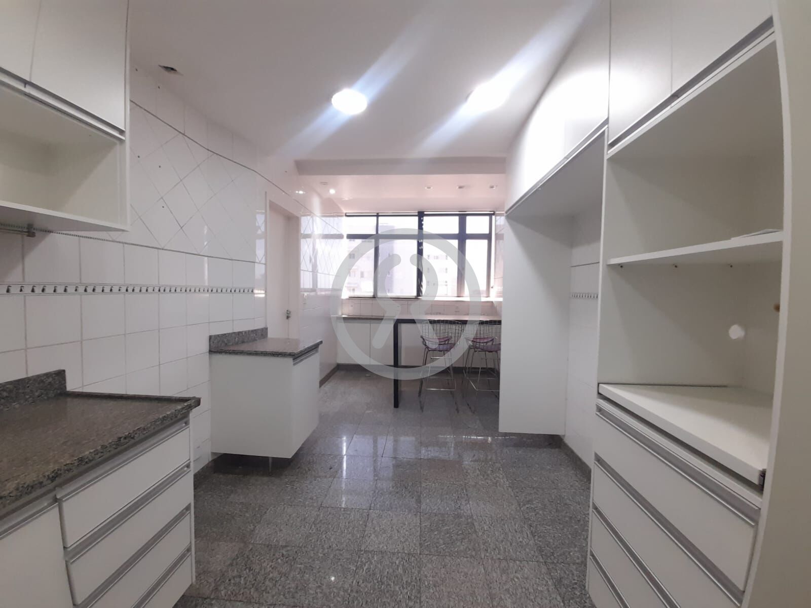 Apartamento para alugar com 3 quartos, 150m² - Foto 10