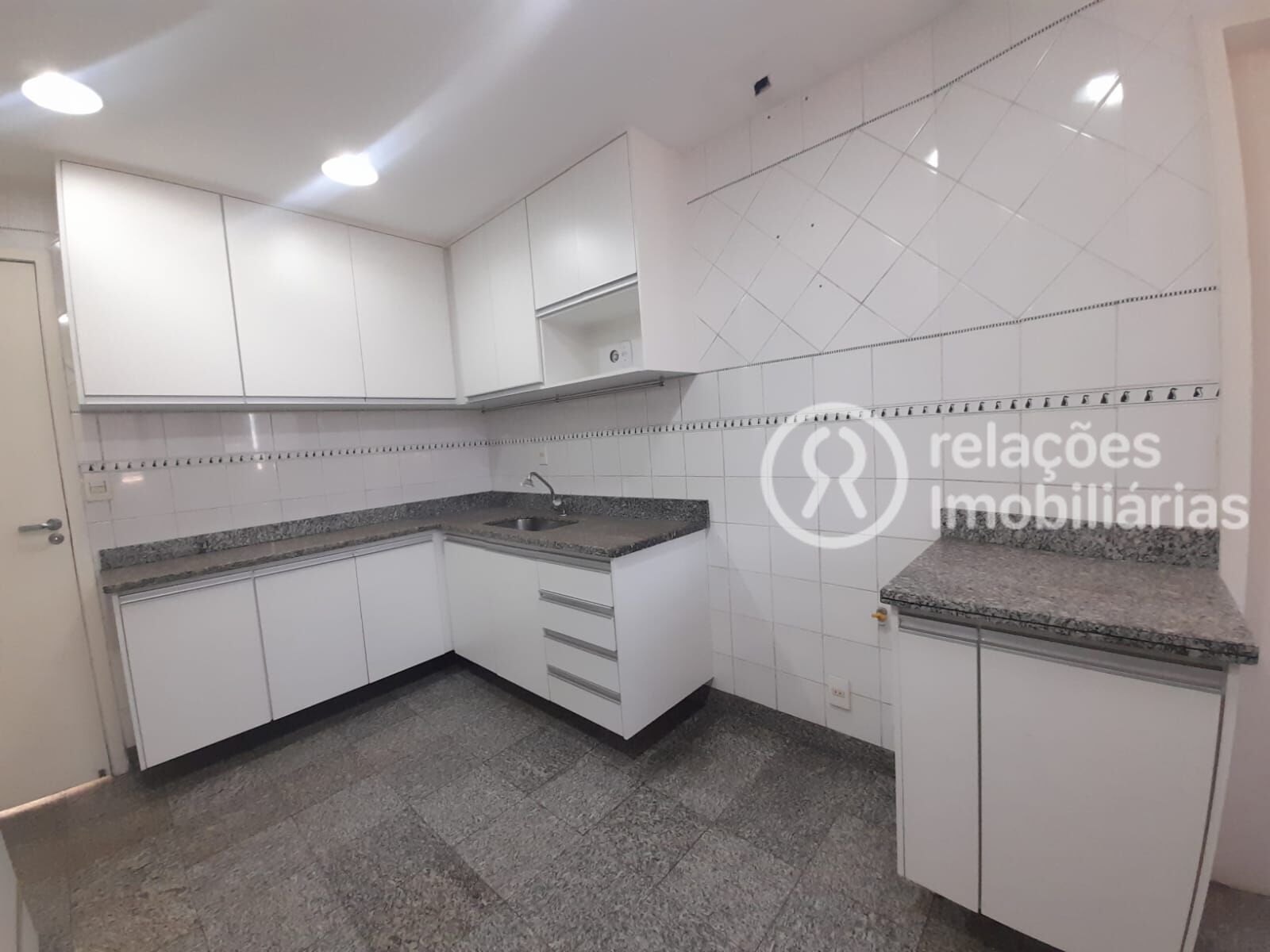 Apartamento para alugar com 3 quartos, 150m² - Foto 11