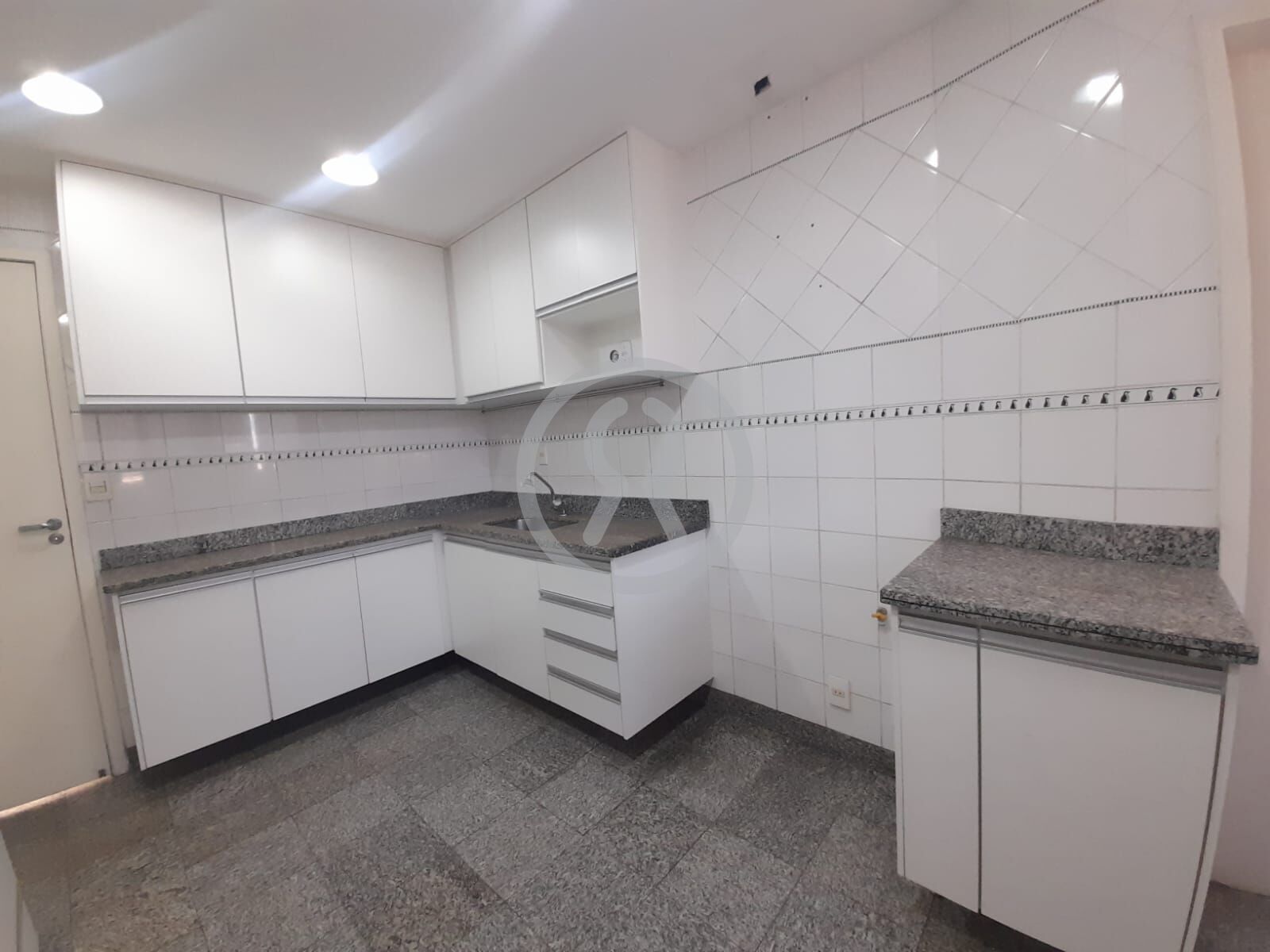 Apartamento para alugar com 3 quartos, 150m² - Foto 11