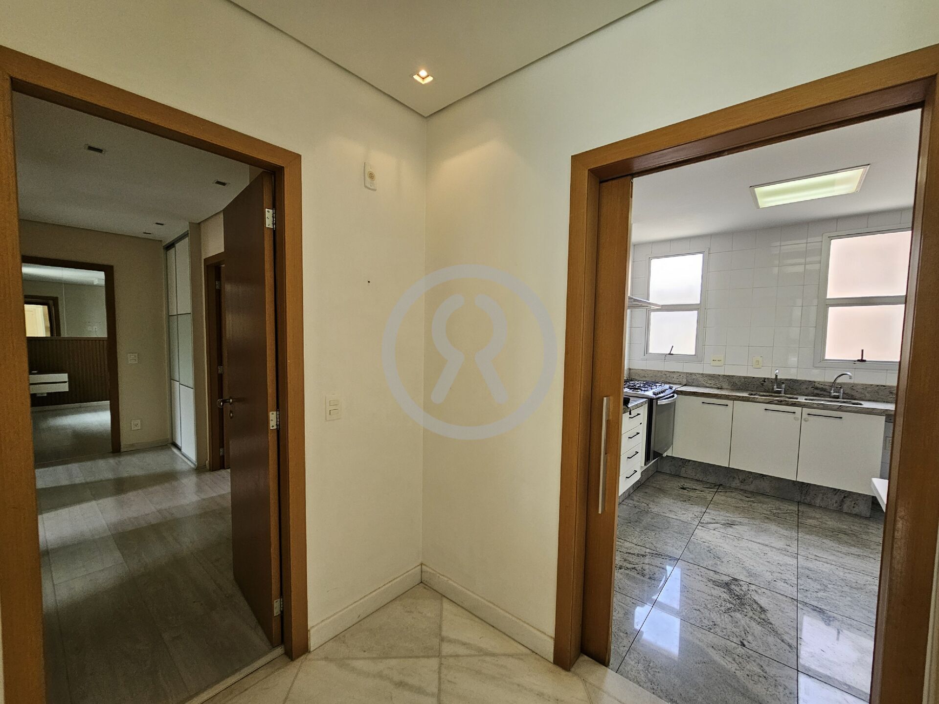 Apartamento para alugar com 4 quartos, 198m² - Foto 17