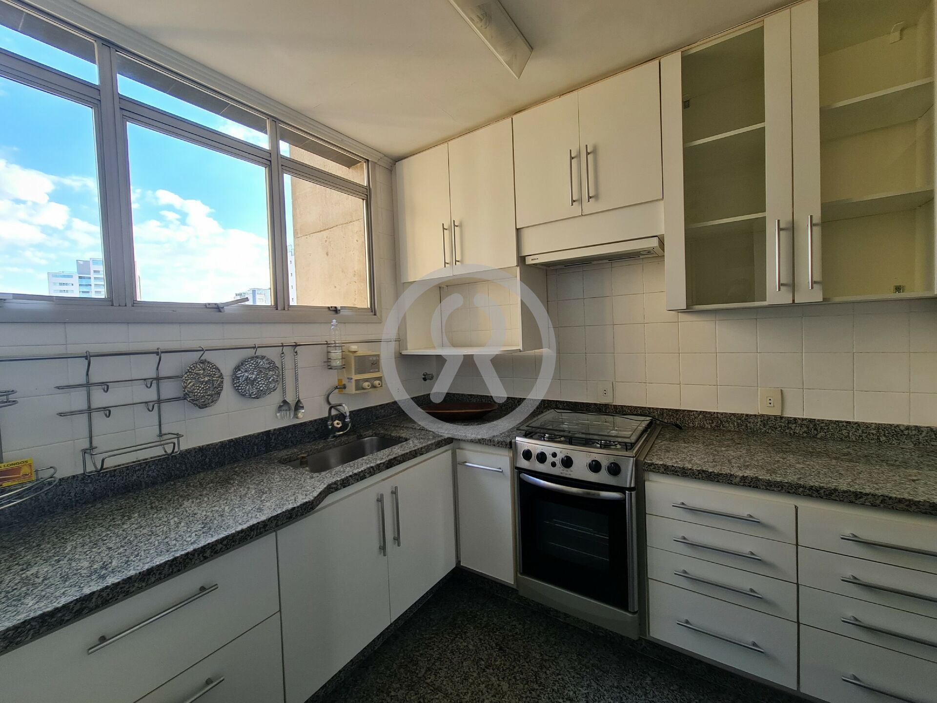 Apartamento para alugar com 2 quartos, 108m² - Foto 12