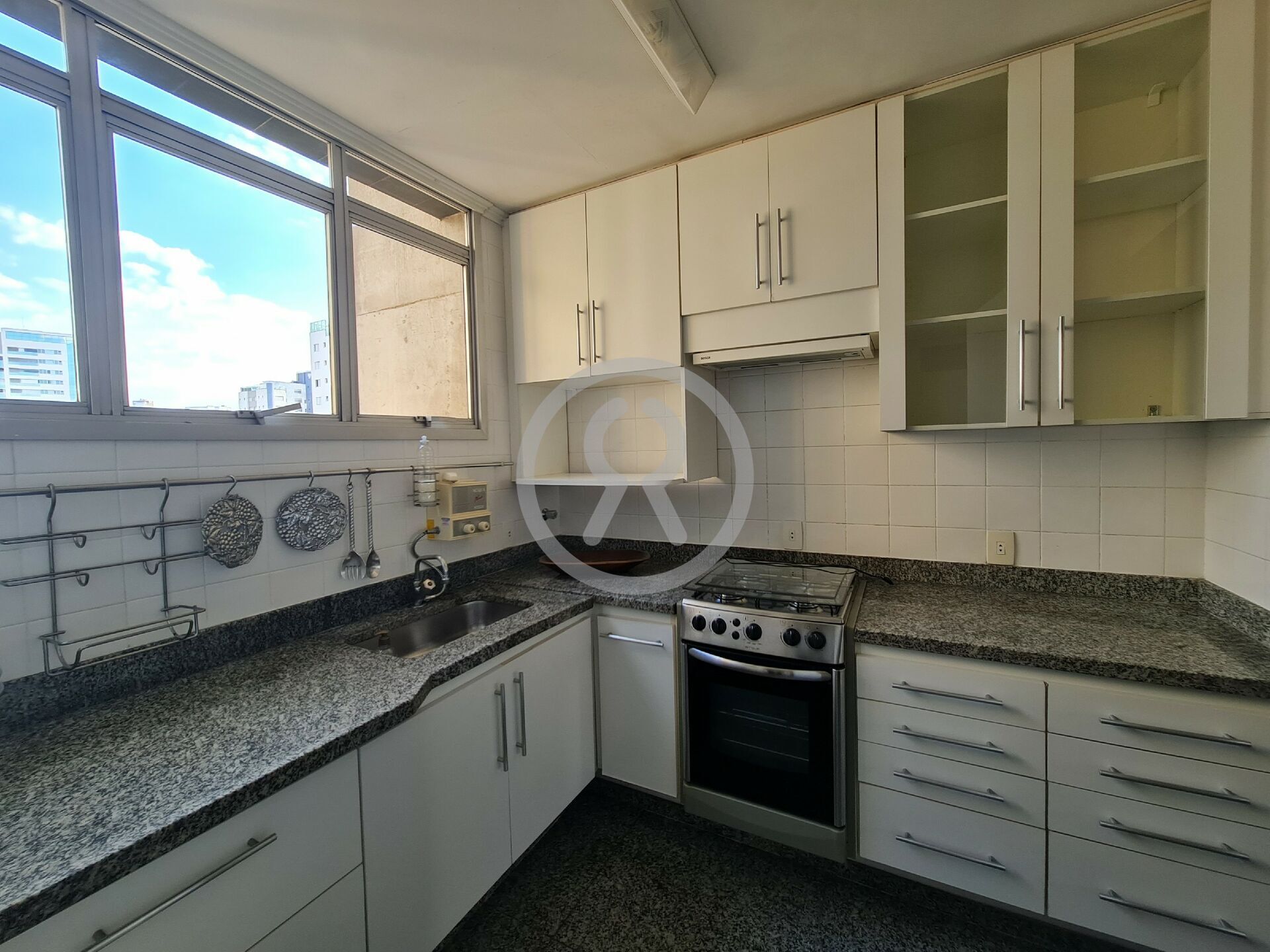 Apartamento para alugar com 2 quartos, 108m² - Foto 9