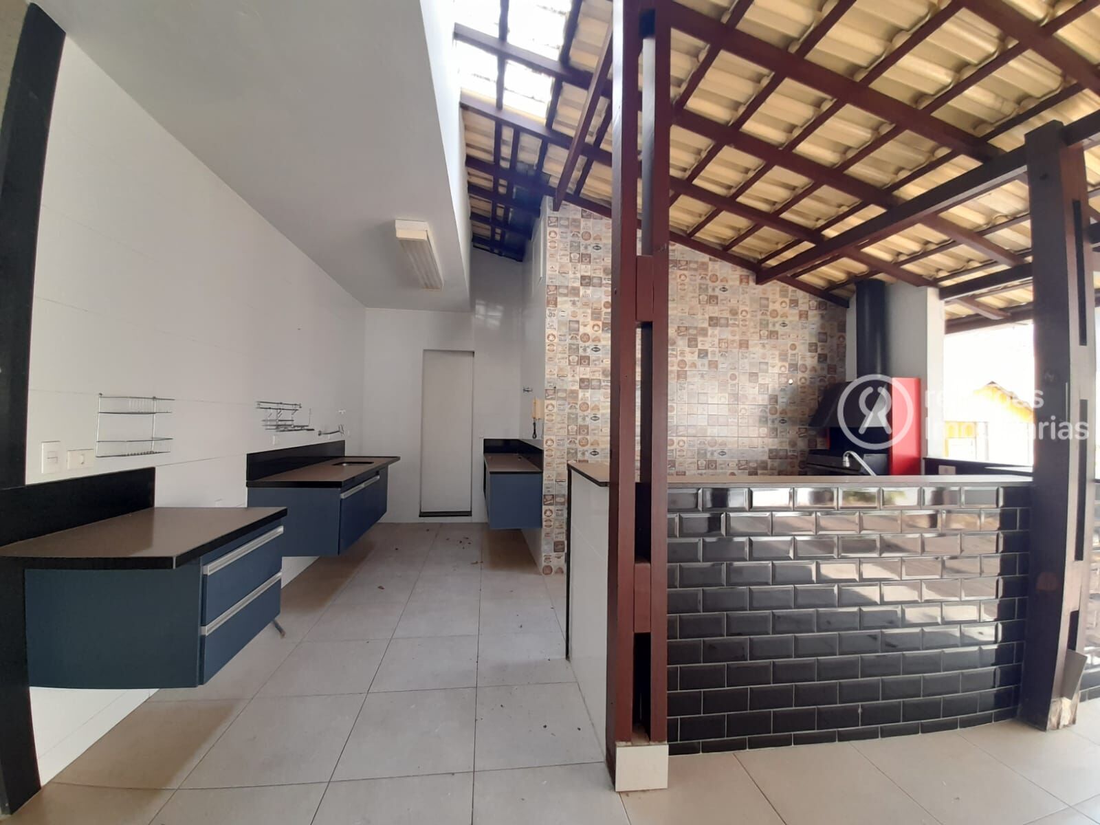 Casa para alugar com 4 quartos, 440m² - Foto 2