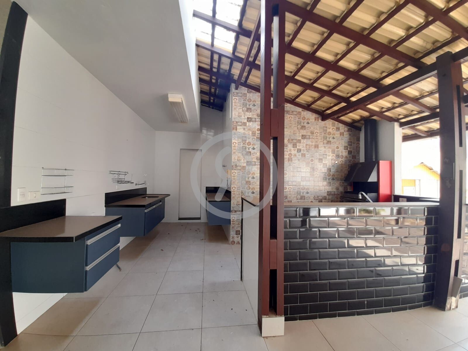 Casa para alugar com 4 quartos, 440m² - Foto 2