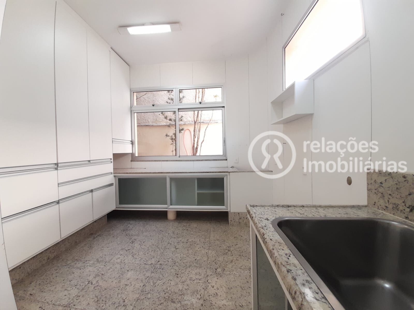 Casa para alugar com 4 quartos, 440m² - Foto 14