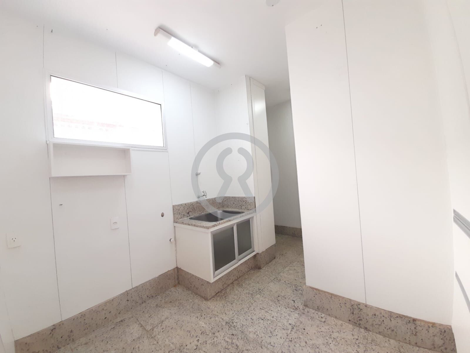 Casa para alugar com 4 quartos, 440m² - Foto 13