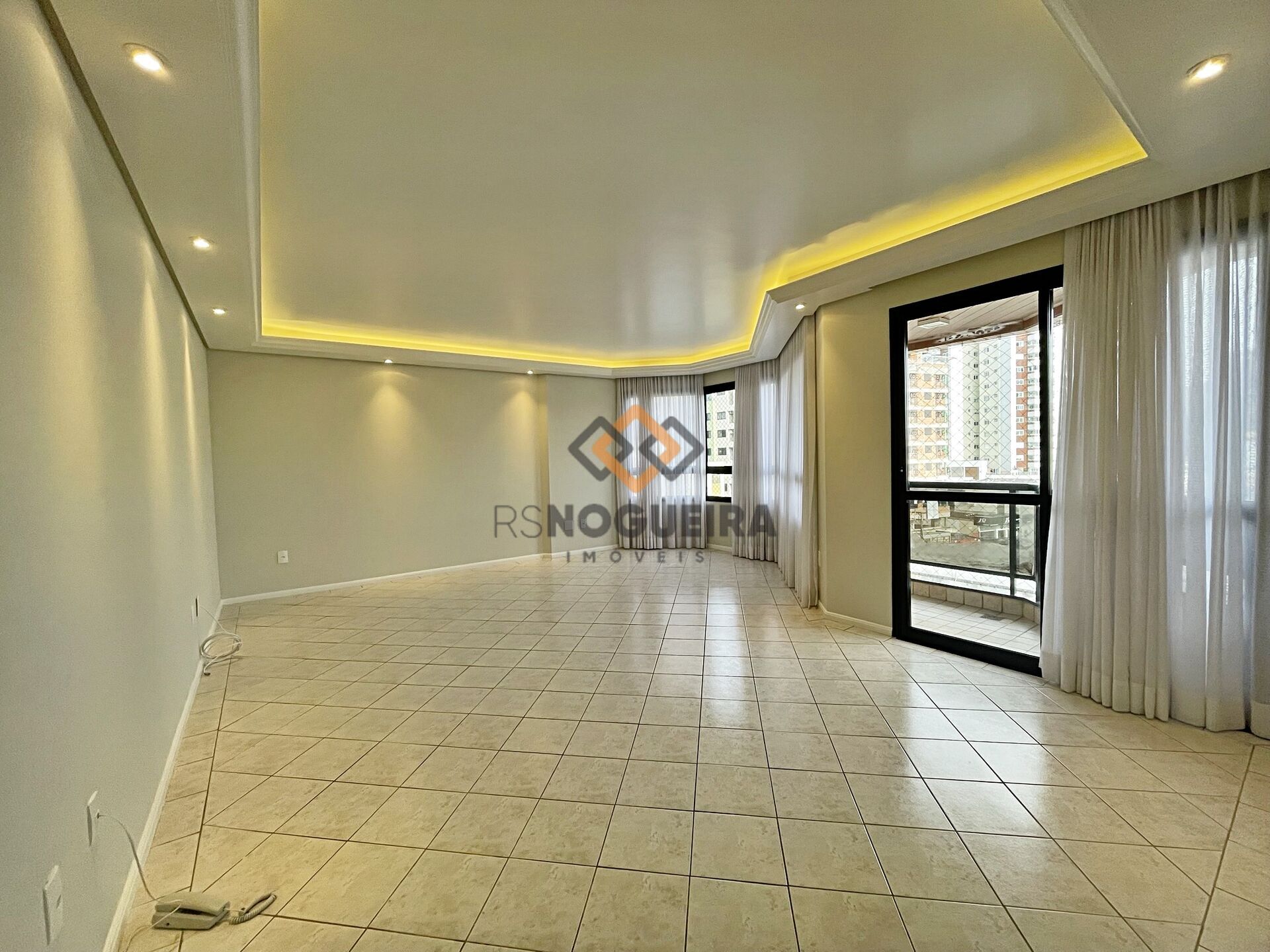 Apartamento para alugar com 3 quartos, 186m² - Foto 1