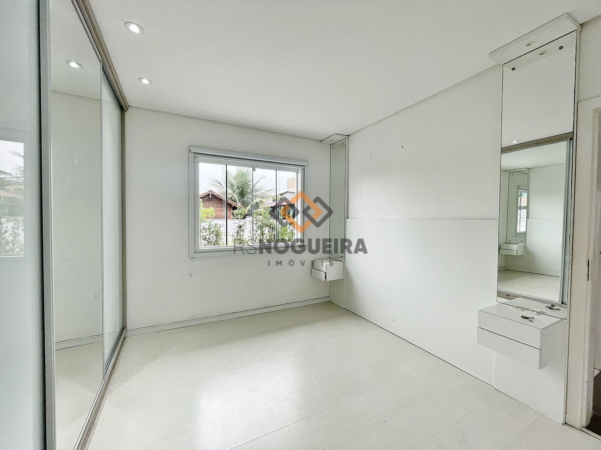 Casa para alugar com 6 quartos, 220m² - Foto 12