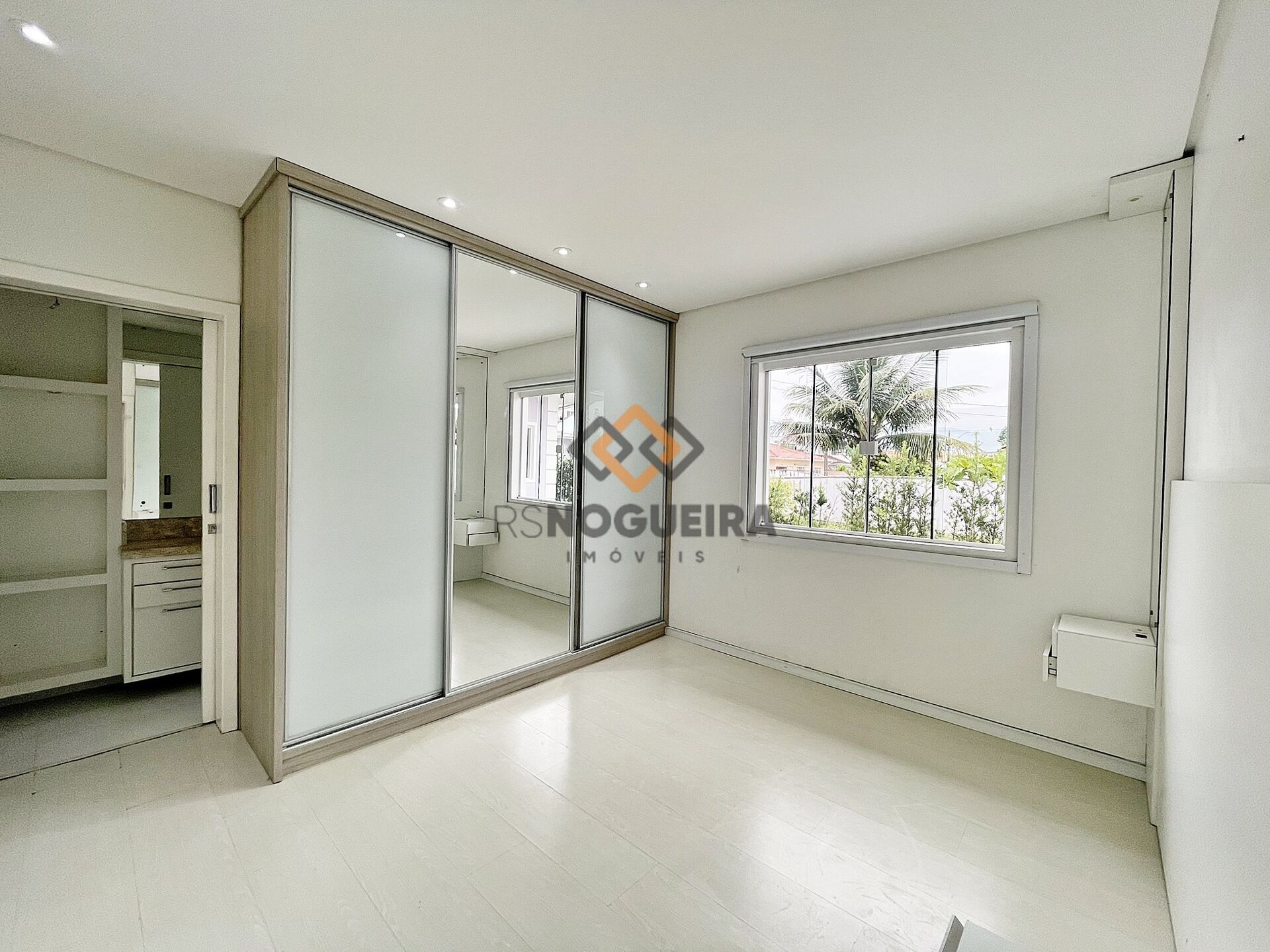 Casa para alugar com 6 quartos, 220m² - Foto 13