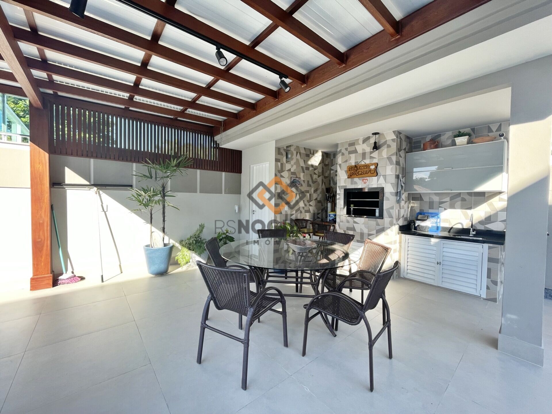 Casa para alugar com 4 quartos, 320m² - Foto 9