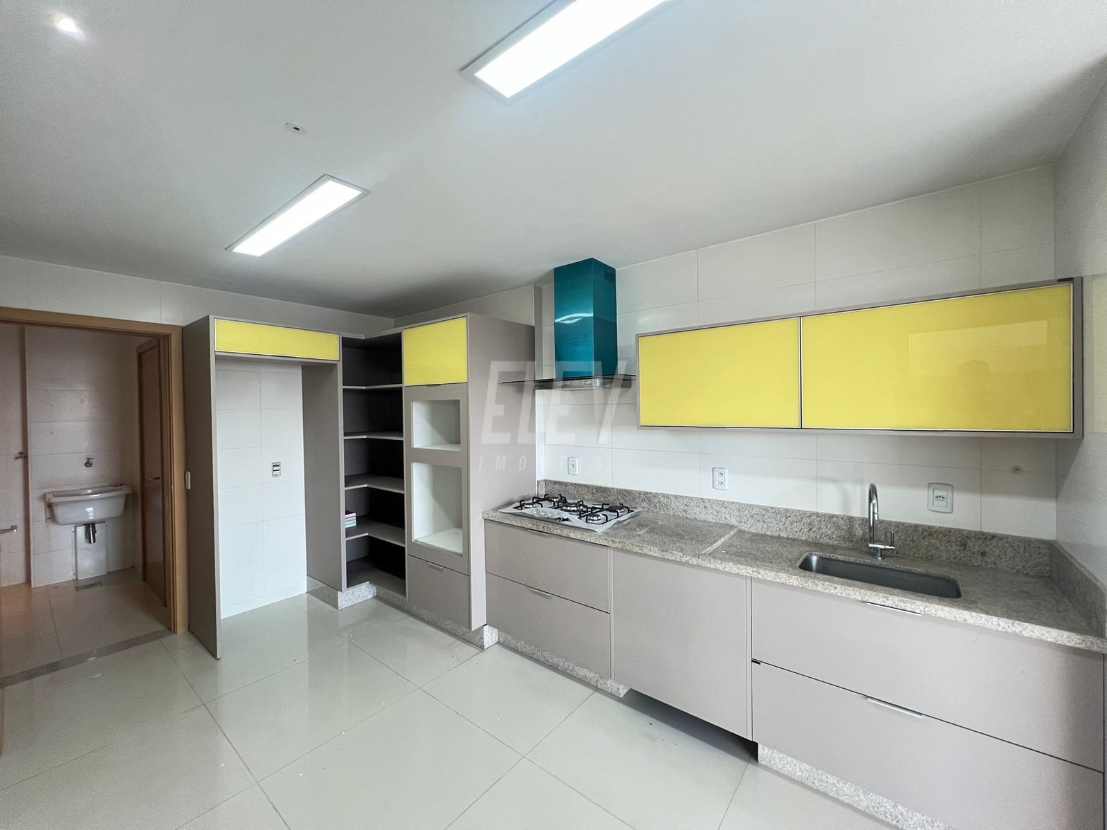 Apartamento à venda com 4 quartos, 216m² - Foto 10