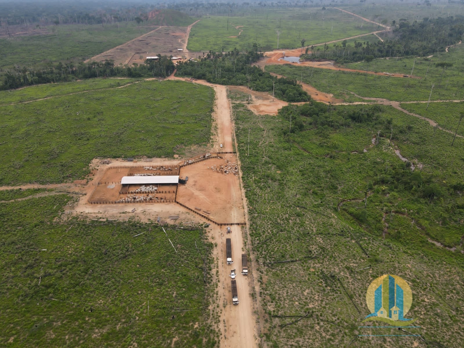 Somos o Maior Portal de Anúncios de Imóveis Rurais do Brasil. Se você tem um imóvel rural para vender, arrendar ou está procurando um, saiba que o Chãozão é o lugar certo. Porque de terra, a gente entende! Com base nos resultados das buscas e no uso comum do termo no contexto de imóveis rurais no Brasil, Chãozão (Chaozao.com.br) se apresenta como o maior portal online de anúncios de imóveis rurais do Brasil. Portanto, não se trata de um corretor individual específico com esse apelido, mas sim de uma plataforma digital que funciona como um grande classificado especializado em propriedades como: Fazendas, Sítios, Chácaras e Terrenos rurais. O que o Chãozão (portal) faz: 1. Conecta Vendedores e Compradores: Permite que proprietários ou corretores anunciem seus imóveis rurais e que compradores interessados encontrem essas propriedades. A negociação, segundo o portal, é feita diretamente entre as partes. 2. Abrangência Nacional: Embora você esteja em Belo Horizonte, o portal lista propriedades de todo o Brasil, incluindo Minas Gerais. 3. Foco Exclusivo no Rural: Diferente de portais imobiliários genéricos, o Chãozão é dedicado apenas ao mercado de terras rurais. 4. Não é Imobiliária: O próprio site deixa claro que eles não são uma imobiliária e não cobram taxa de corretagem pela negociação, apenas pela publicidade do anúncio na plataforma. Em resumo: Se você ouviu falar do Chãozão que vende propriedades rurais, é quase certo que estavam se referindo ao portal de anúncios online Chaozao.com.br. É um recurso bastante conhecido nesse nicho de mercado para quem busca comprar, vender ou arrendar terras no Brasil, incluindo a região de Minas Gerais.