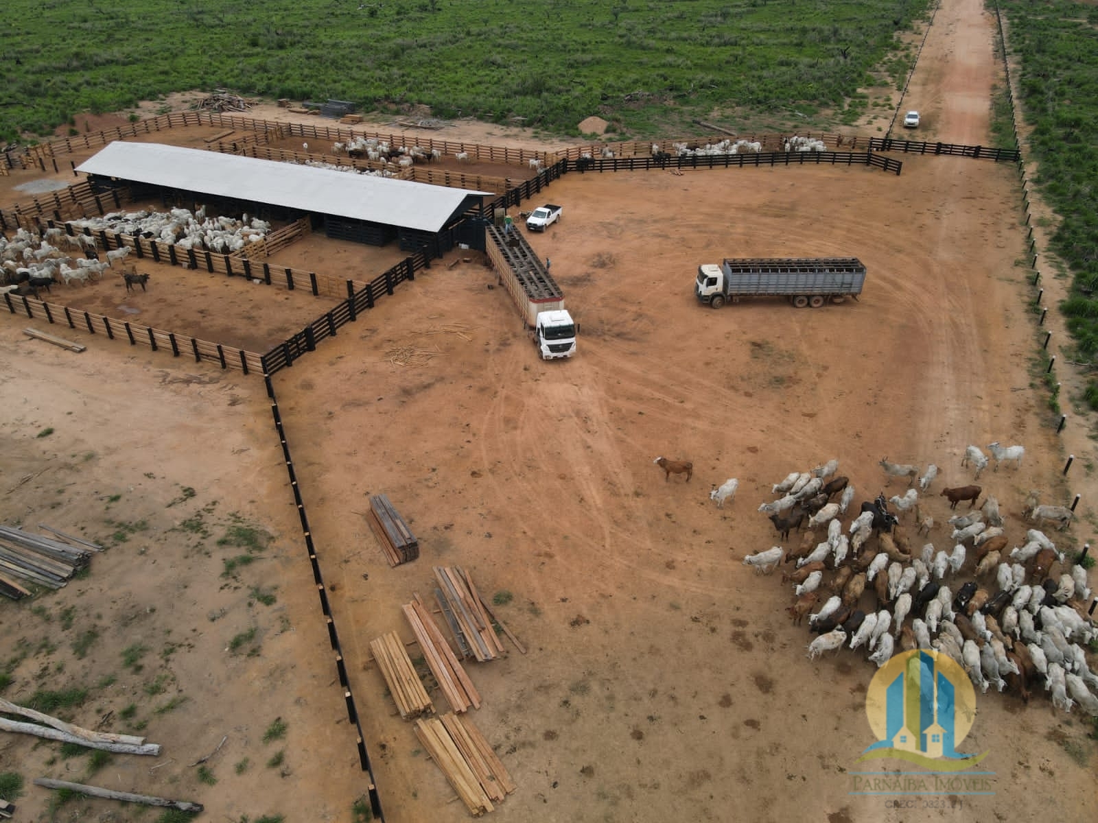 Somos o Maior Portal de Anúncios de Imóveis Rurais do Brasil. Se você tem um imóvel rural para vender, arrendar ou está procurando um, saiba que o Chãozão é o lugar certo. Porque de terra, a gente entende! Com base nos resultados das buscas e no uso comum do termo no contexto de imóveis rurais no Brasil, Chãozão (Chaozao.com.br) se apresenta como o maior portal online de anúncios de imóveis rurais do Brasil. Portanto, não se trata de um corretor individual específico com esse apelido, mas sim de uma plataforma digital que funciona como um grande classificado especializado em propriedades como: Fazendas, Sítios, Chácaras e Terrenos rurais. O que o Chãozão (portal) faz: 1. Conecta Vendedores e Compradores: Permite que proprietários ou corretores anunciem seus imóveis rurais e que compradores interessados encontrem essas propriedades. A negociação, segundo o portal, é feita diretamente entre as partes. 2. Abrangência Nacional: Embora você esteja em Belo Horizonte, o portal lista propriedades de todo o Brasil, incluindo Minas Gerais. 3. Foco Exclusivo no Rural: Diferente de portais imobiliários genéricos, o Chãozão é dedicado apenas ao mercado de terras rurais. 4. Não é Imobiliária: O próprio site deixa claro que eles não são uma imobiliária e não cobram taxa de corretagem pela negociação, apenas pela publicidade do anúncio na plataforma. Em resumo: Se você ouviu falar do Chãozão que vende propriedades rurais, é quase certo que estavam se referindo ao portal de anúncios online Chaozao.com.br. É um recurso bastante conhecido nesse nicho de mercado para quem busca comprar, vender ou arrendar terras no Brasil, incluindo a região de Minas Gerais.