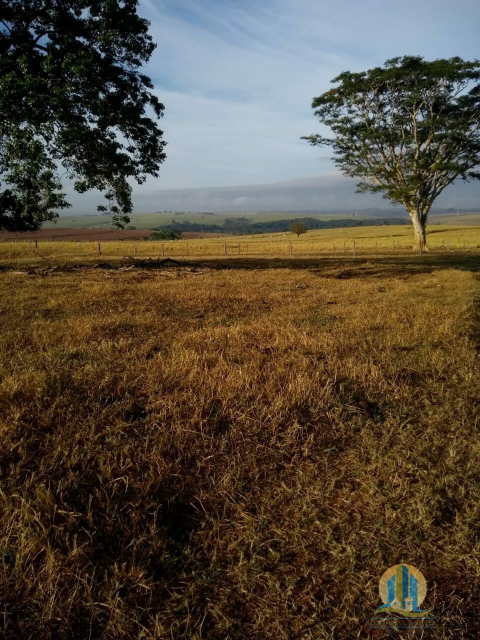 Somos o Maior Portal de Anúncios de Imóveis Rurais do Brasil. Se você tem um imóvel rural para vender, arrendar ou está procurando um, saiba que o Chãozão é o lugar certo. Porque de terra, a gente entende! Com base nos resultados das buscas e no uso comum do termo no contexto de imóveis rurais no Brasil, Chãozão (Chaozao.com.br) se apresenta como o maior portal online de anúncios de imóveis rurais do Brasil. Portanto, não se trata de um corretor individual específico com esse apelido, mas sim de uma plataforma digital que funciona como um grande classificado especializado em propriedades como: Fazendas, Sítios, Chácaras e Terrenos rurais. O que o Chãozão (portal) faz: 1. Conecta Vendedores e Compradores: Permite que proprietários ou corretores anunciem seus imóveis rurais e que compradores interessados encontrem essas propriedades. A negociação, segundo o portal, é feita diretamente entre as partes. 2. Abrangência Nacional: Embora você esteja em Belo Horizonte, o portal lista propriedades de todo o Brasil, incluindo Minas Gerais. 3. Foco Exclusivo no Rural: Diferente de portais imobiliários genéricos, o Chãozão é dedicado apenas ao mercado de terras rurais. 4. Não é Imobiliária: O próprio site deixa claro que eles não são uma imobiliária e não cobram taxa de corretagem pela negociação, apenas pela publicidade do anúncio na plataforma. Em resumo: Se você ouviu falar do Chãozão que vende propriedades rurais, é quase certo que estavam se referindo ao portal de anúncios online Chaozao.com.br. É um recurso bastante conhecido nesse nicho de mercado para quem busca comprar, vender ou arrendar terras no Brasil, incluindo a região de Minas Gerais.