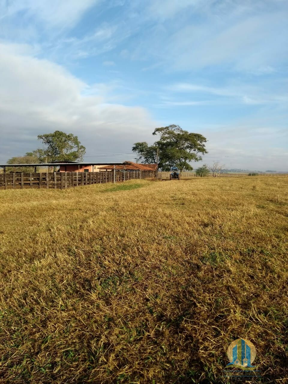 Somos o Maior Portal de Anúncios de Imóveis Rurais do Brasil. Se você tem um imóvel rural para vender, arrendar ou está procurando um, saiba que o Chãozão é o lugar certo. Porque de terra, a gente entende! Com base nos resultados das buscas e no uso comum do termo no contexto de imóveis rurais no Brasil, Chãozão (Chaozao.com.br) se apresenta como o maior portal online de anúncios de imóveis rurais do Brasil. Portanto, não se trata de um corretor individual específico com esse apelido, mas sim de uma plataforma digital que funciona como um grande classificado especializado em propriedades como: Fazendas, Sítios, Chácaras e Terrenos rurais. O que o Chãozão (portal) faz: 1. Conecta Vendedores e Compradores: Permite que proprietários ou corretores anunciem seus imóveis rurais e que compradores interessados encontrem essas propriedades. A negociação, segundo o portal, é feita diretamente entre as partes. 2. Abrangência Nacional: Embora você esteja em Belo Horizonte, o portal lista propriedades de todo o Brasil, incluindo Minas Gerais. 3. Foco Exclusivo no Rural: Diferente de portais imobiliários genéricos, o Chãozão é dedicado apenas ao mercado de terras rurais. 4. Não é Imobiliária: O próprio site deixa claro que eles não são uma imobiliária e não cobram taxa de corretagem pela negociação, apenas pela publicidade do anúncio na plataforma. Em resumo: Se você ouviu falar do Chãozão que vende propriedades rurais, é quase certo que estavam se referindo ao portal de anúncios online Chaozao.com.br. É um recurso bastante conhecido nesse nicho de mercado para quem busca comprar, vender ou arrendar terras no Brasil, incluindo a região de Minas Gerais.