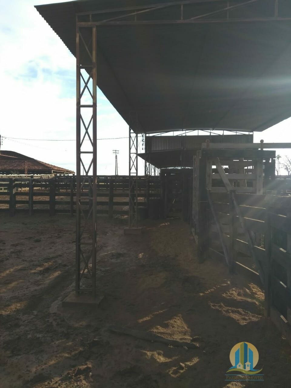 Somos o Maior Portal de Anúncios de Imóveis Rurais do Brasil. Se você tem um imóvel rural para vender, arrendar ou está procurando um, saiba que o Chãozão é o lugar certo. Porque de terra, a gente entende! Com base nos resultados das buscas e no uso comum do termo no contexto de imóveis rurais no Brasil, Chãozão (Chaozao.com.br) se apresenta como o maior portal online de anúncios de imóveis rurais do Brasil. Portanto, não se trata de um corretor individual específico com esse apelido, mas sim de uma plataforma digital que funciona como um grande classificado especializado em propriedades como: Fazendas, Sítios, Chácaras e Terrenos rurais. O que o Chãozão (portal) faz: 1. Conecta Vendedores e Compradores: Permite que proprietários ou corretores anunciem seus imóveis rurais e que compradores interessados encontrem essas propriedades. A negociação, segundo o portal, é feita diretamente entre as partes. 2. Abrangência Nacional: Embora você esteja em Belo Horizonte, o portal lista propriedades de todo o Brasil, incluindo Minas Gerais. 3. Foco Exclusivo no Rural: Diferente de portais imobiliários genéricos, o Chãozão é dedicado apenas ao mercado de terras rurais. 4. Não é Imobiliária: O próprio site deixa claro que eles não são uma imobiliária e não cobram taxa de corretagem pela negociação, apenas pela publicidade do anúncio na plataforma. Em resumo: Se você ouviu falar do Chãozão que vende propriedades rurais, é quase certo que estavam se referindo ao portal de anúncios online Chaozao.com.br. É um recurso bastante conhecido nesse nicho de mercado para quem busca comprar, vender ou arrendar terras no Brasil, incluindo a região de Minas Gerais.