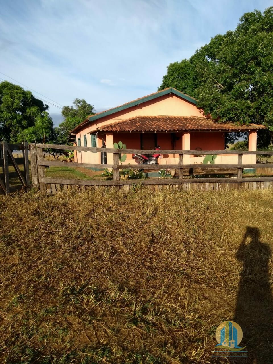 Somos o Maior Portal de Anúncios de Imóveis Rurais do Brasil. Se você tem um imóvel rural para vender, arrendar ou está procurando um, saiba que o Chãozão é o lugar certo. Porque de terra, a gente entende! Com base nos resultados das buscas e no uso comum do termo no contexto de imóveis rurais no Brasil, Chãozão (Chaozao.com.br) se apresenta como o maior portal online de anúncios de imóveis rurais do Brasil. Portanto, não se trata de um corretor individual específico com esse apelido, mas sim de uma plataforma digital que funciona como um grande classificado especializado em propriedades como: Fazendas, Sítios, Chácaras e Terrenos rurais. O que o Chãozão (portal) faz: 1. Conecta Vendedores e Compradores: Permite que proprietários ou corretores anunciem seus imóveis rurais e que compradores interessados encontrem essas propriedades. A negociação, segundo o portal, é feita diretamente entre as partes. 2. Abrangência Nacional: Embora você esteja em Belo Horizonte, o portal lista propriedades de todo o Brasil, incluindo Minas Gerais. 3. Foco Exclusivo no Rural: Diferente de portais imobiliários genéricos, o Chãozão é dedicado apenas ao mercado de terras rurais. 4. Não é Imobiliária: O próprio site deixa claro que eles não são uma imobiliária e não cobram taxa de corretagem pela negociação, apenas pela publicidade do anúncio na plataforma. Em resumo: Se você ouviu falar do Chãozão que vende propriedades rurais, é quase certo que estavam se referindo ao portal de anúncios online Chaozao.com.br. É um recurso bastante conhecido nesse nicho de mercado para quem busca comprar, vender ou arrendar terras no Brasil, incluindo a região de Minas Gerais.