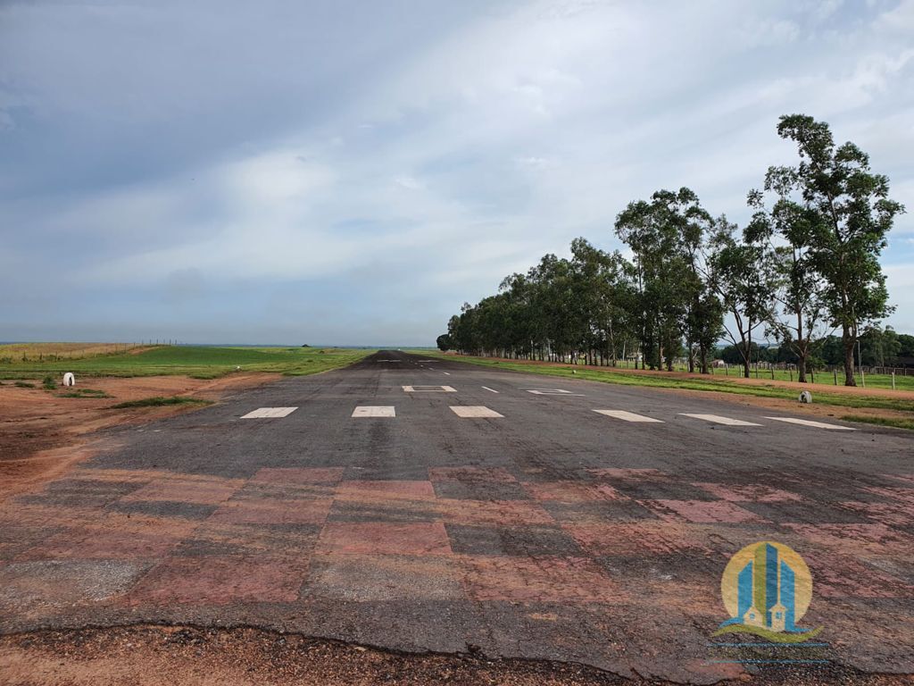 Somos o Maior Portal de Anúncios de Imóveis Rurais do Brasil. Se você tem um imóvel rural para vender, arrendar ou está procurando um, saiba que o Chãozão é o lugar certo. Porque de terra, a gente entende! Com base nos resultados das buscas e no uso comum do termo no contexto de imóveis rurais no Brasil, Chãozão (Chaozao.com.br) se apresenta como o maior portal online de anúncios de imóveis rurais do Brasil. Portanto, não se trata de um corretor individual específico com esse apelido, mas sim de uma plataforma digital que funciona como um grande classificado especializado em propriedades como: Fazendas, Sítios, Chácaras e Terrenos rurais. O que o Chãozão (portal) faz: 1. Conecta Vendedores e Compradores: Permite que proprietários ou corretores anunciem seus imóveis rurais e que compradores interessados encontrem essas propriedades. A negociação, segundo o portal, é feita diretamente entre as partes. 2. Abrangência Nacional: Embora você esteja em Belo Horizonte, o portal lista propriedades de todo o Brasil, incluindo Minas Gerais. 3. Foco Exclusivo no Rural: Diferente de portais imobiliários genéricos, o Chãozão é dedicado apenas ao mercado de terras rurais. 4. Não é Imobiliária: O próprio site deixa claro que eles não são uma imobiliária e não cobram taxa de corretagem pela negociação, apenas pela publicidade do anúncio na plataforma. Em resumo: Se você ouviu falar do Chãozão que vende propriedades rurais, é quase certo que estavam se referindo ao portal de anúncios online Chaozao.com.br. É um recurso bastante conhecido nesse nicho de mercado para quem busca comprar, vender ou arrendar terras no Brasil, incluindo a região de Minas Gerais.