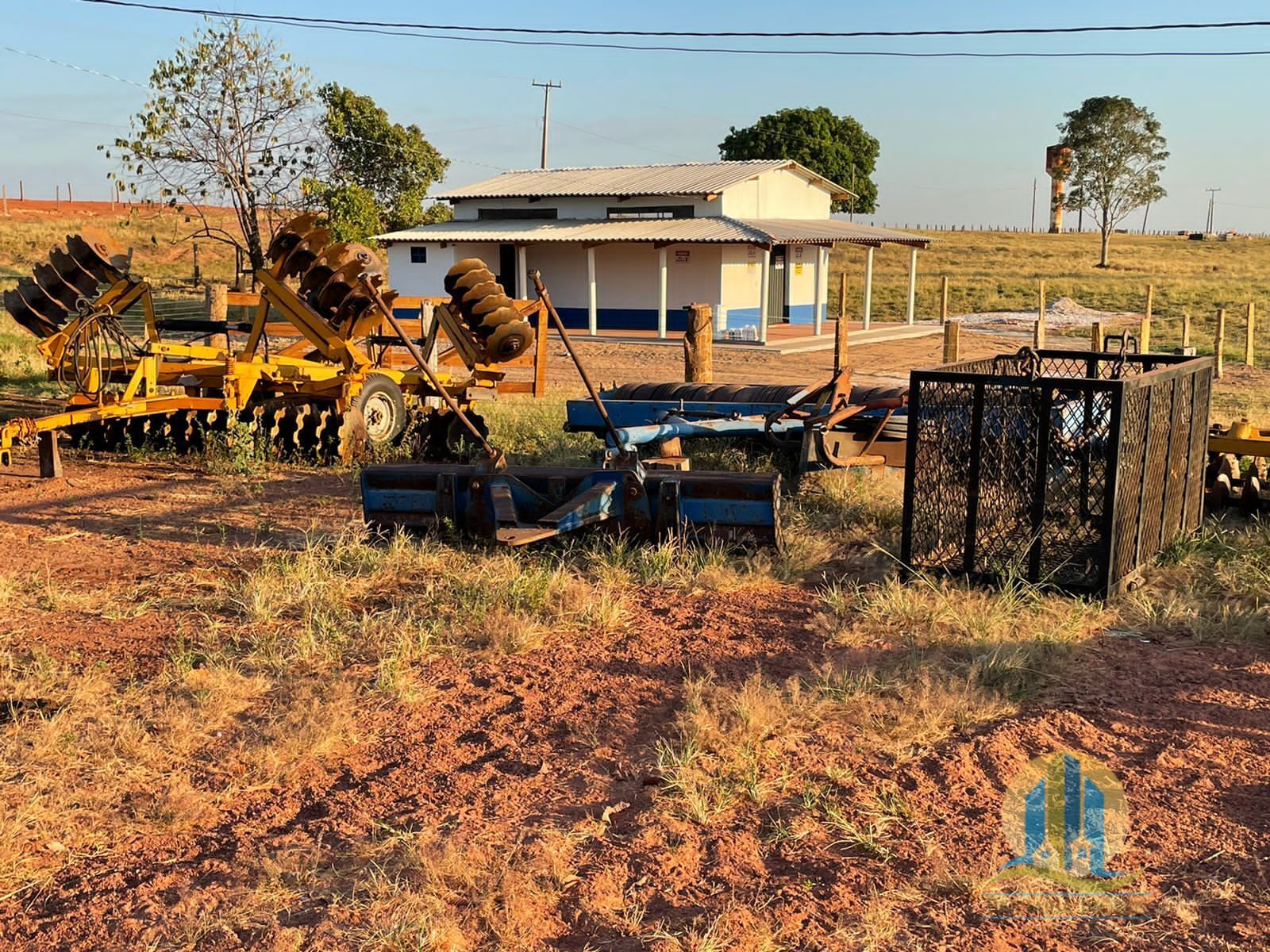 Somos o Maior Portal de Anúncios de Imóveis Rurais do Brasil. Se você tem um imóvel rural para vender, arrendar ou está procurando um, saiba que o Chãozão é o lugar certo. Porque de terra, a gente entende! Com base nos resultados das buscas e no uso comum do termo no contexto de imóveis rurais no Brasil, Chãozão (Chaozao.com.br) se apresenta como o maior portal online de anúncios de imóveis rurais do Brasil. Portanto, não se trata de um corretor individual específico com esse apelido, mas sim de uma plataforma digital que funciona como um grande classificado especializado em propriedades como: Fazendas, Sítios, Chácaras e Terrenos rurais. O que o Chãozão (portal) faz: 1. Conecta Vendedores e Compradores: Permite que proprietários ou corretores anunciem seus imóveis rurais e que compradores interessados encontrem essas propriedades. A negociação, segundo o portal, é feita diretamente entre as partes. 2. Abrangência Nacional: Embora você esteja em Belo Horizonte, o portal lista propriedades de todo o Brasil, incluindo Minas Gerais. 3. Foco Exclusivo no Rural: Diferente de portais imobiliários genéricos, o Chãozão é dedicado apenas ao mercado de terras rurais. 4. Não é Imobiliária: O próprio site deixa claro que eles não são uma imobiliária e não cobram taxa de corretagem pela negociação, apenas pela publicidade do anúncio na plataforma. Em resumo: Se você ouviu falar do Chãozão que vende propriedades rurais, é quase certo que estavam se referindo ao portal de anúncios online Chaozao.com.br. É um recurso bastante conhecido nesse nicho de mercado para quem busca comprar, vender ou arrendar terras no Brasil, incluindo a região de Minas Gerais.