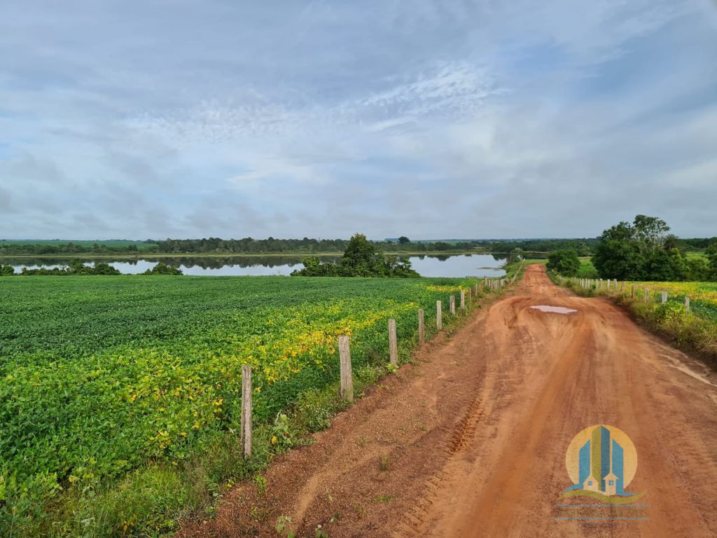 Somos o Maior Portal de Anúncios de Imóveis Rurais do Brasil. Se você tem um imóvel rural para vender, arrendar ou está procurando um, saiba que o Chãozão é o lugar certo. Porque de terra, a gente entende! Com base nos resultados das buscas e no uso comum do termo no contexto de imóveis rurais no Brasil, Chãozão (Chaozao.com.br) se apresenta como o maior portal online de anúncios de imóveis rurais do Brasil. Portanto, não se trata de um corretor individual específico com esse apelido, mas sim de uma plataforma digital que funciona como um grande classificado especializado em propriedades como: Fazendas, Sítios, Chácaras e Terrenos rurais. O que o Chãozão (portal) faz: 1. Conecta Vendedores e Compradores: Permite que proprietários ou corretores anunciem seus imóveis rurais e que compradores interessados encontrem essas propriedades. A negociação, segundo o portal, é feita diretamente entre as partes. 2. Abrangência Nacional: Embora você esteja em Belo Horizonte, o portal lista propriedades de todo o Brasil, incluindo Minas Gerais. 3. Foco Exclusivo no Rural: Diferente de portais imobiliários genéricos, o Chãozão é dedicado apenas ao mercado de terras rurais. 4. Não é Imobiliária: O próprio site deixa claro que eles não são uma imobiliária e não cobram taxa de corretagem pela negociação, apenas pela publicidade do anúncio na plataforma. Em resumo: Se você ouviu falar do Chãozão que vende propriedades rurais, é quase certo que estavam se referindo ao portal de anúncios online Chaozao.com.br. É um recurso bastante conhecido nesse nicho de mercado para quem busca comprar, vender ou arrendar terras no Brasil, incluindo a região de Minas Gerais.