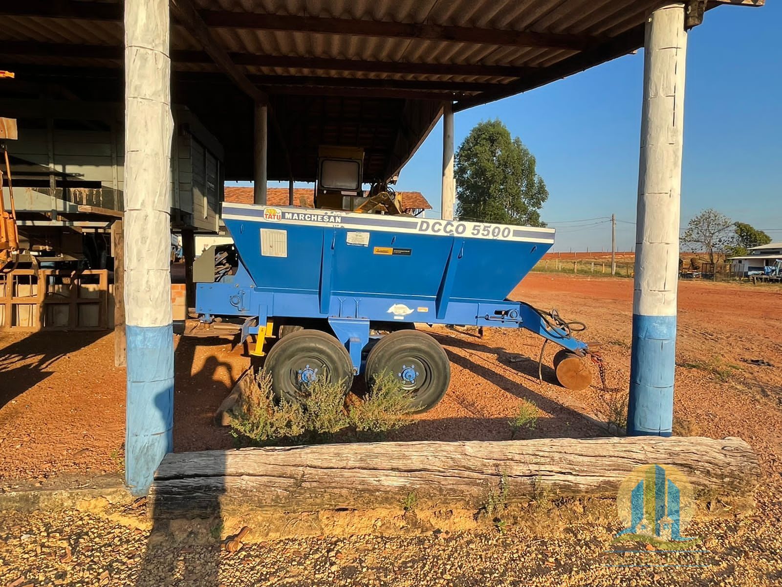 Somos o Maior Portal de Anúncios de Imóveis Rurais do Brasil. Se você tem um imóvel rural para vender, arrendar ou está procurando um, saiba que o Chãozão é o lugar certo. Porque de terra, a gente entende! Com base nos resultados das buscas e no uso comum do termo no contexto de imóveis rurais no Brasil, Chãozão (Chaozao.com.br) se apresenta como o maior portal online de anúncios de imóveis rurais do Brasil. Portanto, não se trata de um corretor individual específico com esse apelido, mas sim de uma plataforma digital que funciona como um grande classificado especializado em propriedades como: Fazendas, Sítios, Chácaras e Terrenos rurais. O que o Chãozão (portal) faz: 1. Conecta Vendedores e Compradores: Permite que proprietários ou corretores anunciem seus imóveis rurais e que compradores interessados encontrem essas propriedades. A negociação, segundo o portal, é feita diretamente entre as partes. 2. Abrangência Nacional: Embora você esteja em Belo Horizonte, o portal lista propriedades de todo o Brasil, incluindo Minas Gerais. 3. Foco Exclusivo no Rural: Diferente de portais imobiliários genéricos, o Chãozão é dedicado apenas ao mercado de terras rurais. 4. Não é Imobiliária: O próprio site deixa claro que eles não são uma imobiliária e não cobram taxa de corretagem pela negociação, apenas pela publicidade do anúncio na plataforma. Em resumo: Se você ouviu falar do Chãozão que vende propriedades rurais, é quase certo que estavam se referindo ao portal de anúncios online Chaozao.com.br. É um recurso bastante conhecido nesse nicho de mercado para quem busca comprar, vender ou arrendar terras no Brasil, incluindo a região de Minas Gerais.