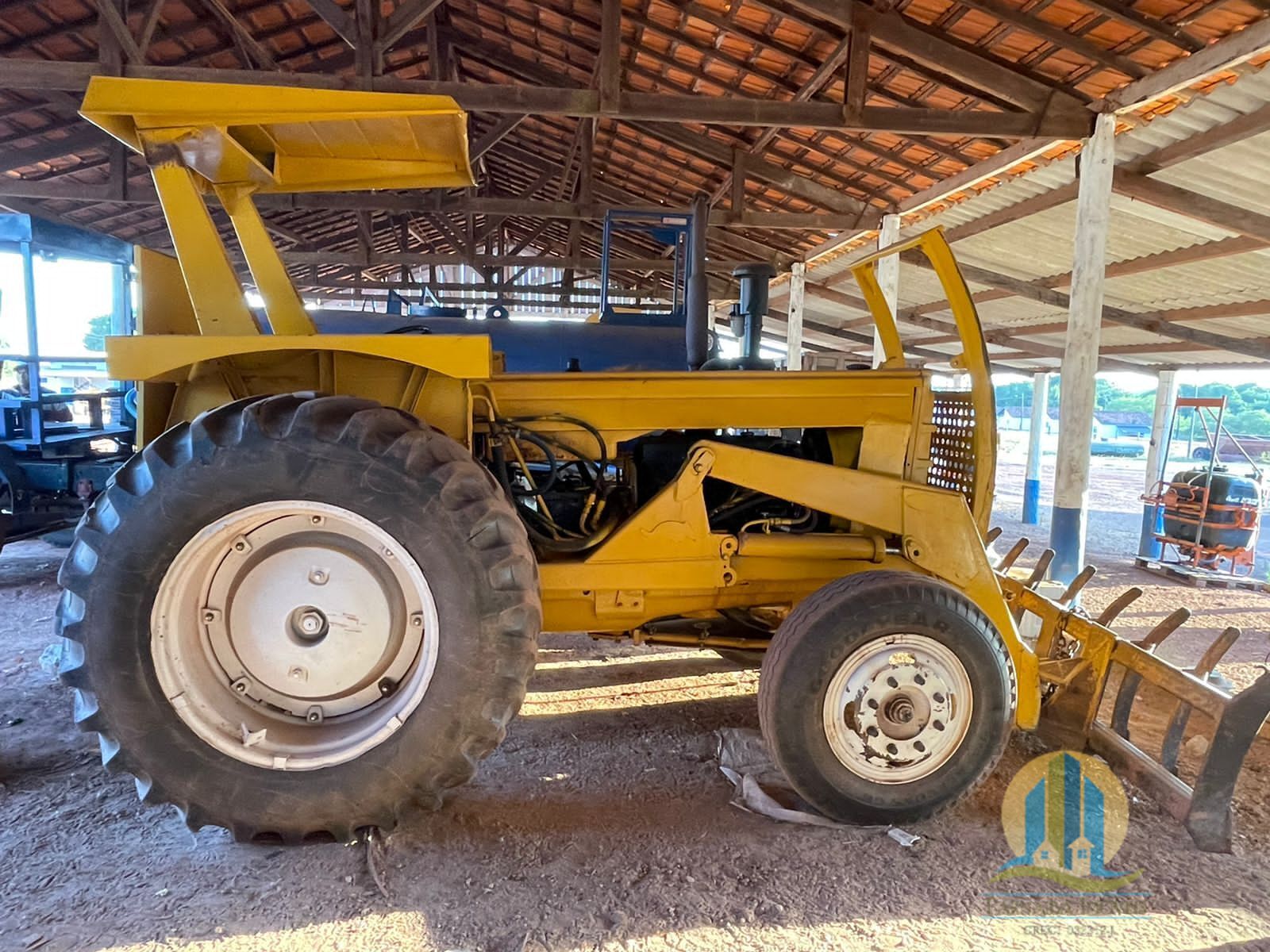 Somos o Maior Portal de Anúncios de Imóveis Rurais do Brasil. Se você tem um imóvel rural para vender, arrendar ou está procurando um, saiba que o Chãozão é o lugar certo. Porque de terra, a gente entende! Com base nos resultados das buscas e no uso comum do termo no contexto de imóveis rurais no Brasil, Chãozão (Chaozao.com.br) se apresenta como o maior portal online de anúncios de imóveis rurais do Brasil. Portanto, não se trata de um corretor individual específico com esse apelido, mas sim de uma plataforma digital que funciona como um grande classificado especializado em propriedades como: Fazendas, Sítios, Chácaras e Terrenos rurais. O que o Chãozão (portal) faz: 1. Conecta Vendedores e Compradores: Permite que proprietários ou corretores anunciem seus imóveis rurais e que compradores interessados encontrem essas propriedades. A negociação, segundo o portal, é feita diretamente entre as partes. 2. Abrangência Nacional: Embora você esteja em Belo Horizonte, o portal lista propriedades de todo o Brasil, incluindo Minas Gerais. 3. Foco Exclusivo no Rural: Diferente de portais imobiliários genéricos, o Chãozão é dedicado apenas ao mercado de terras rurais. 4. Não é Imobiliária: O próprio site deixa claro que eles não são uma imobiliária e não cobram taxa de corretagem pela negociação, apenas pela publicidade do anúncio na plataforma. Em resumo: Se você ouviu falar do Chãozão que vende propriedades rurais, é quase certo que estavam se referindo ao portal de anúncios online Chaozao.com.br. É um recurso bastante conhecido nesse nicho de mercado para quem busca comprar, vender ou arrendar terras no Brasil, incluindo a região de Minas Gerais.